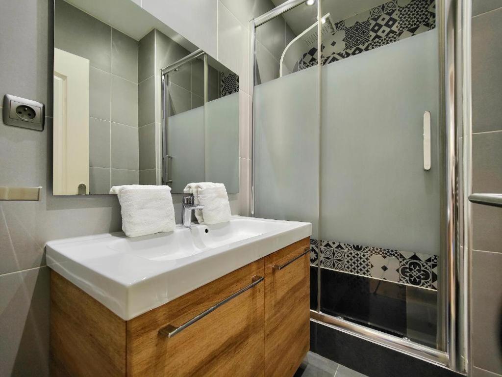 Cozy One Bedroom Apartment-City Center Nice Luaran gambar